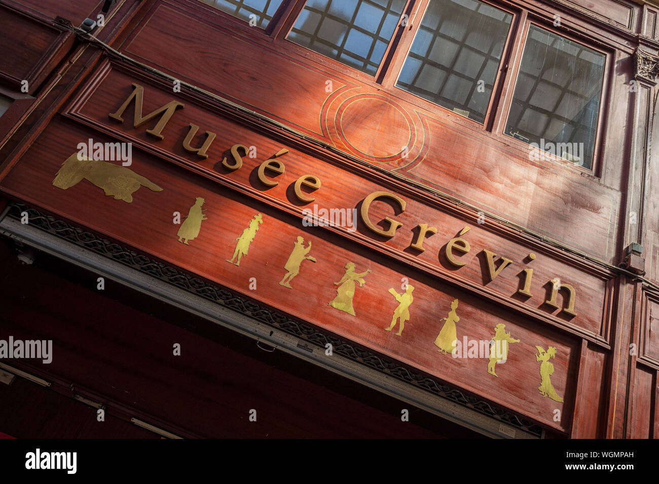 PARIS, FRANCE - 04 AOÛT 2018 : panneau au-dessus de l'entrée du musée Grévin dans le passage Jouffroy Banque D'Images