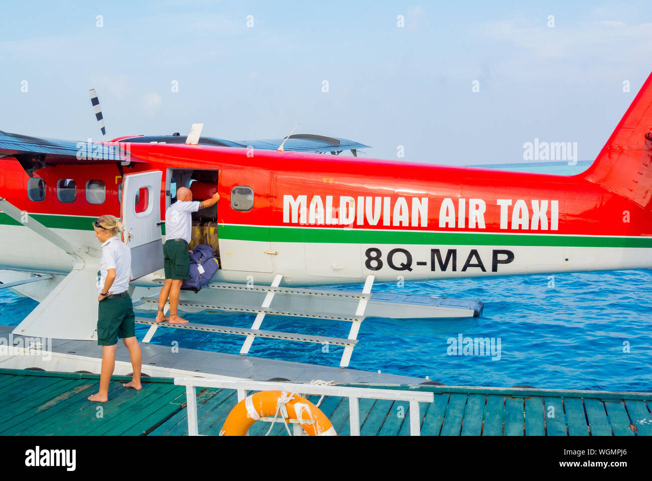 S'affranchir de l'équipage d'air taxi à une jetée, Maldives island Banque D'Images