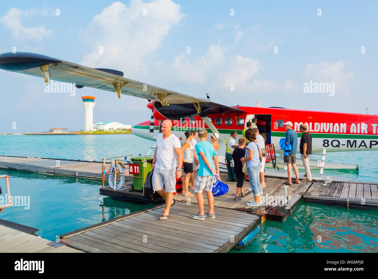Les passagers qui arrivent à une doc par air taxi, Maldives island Banque D'Images