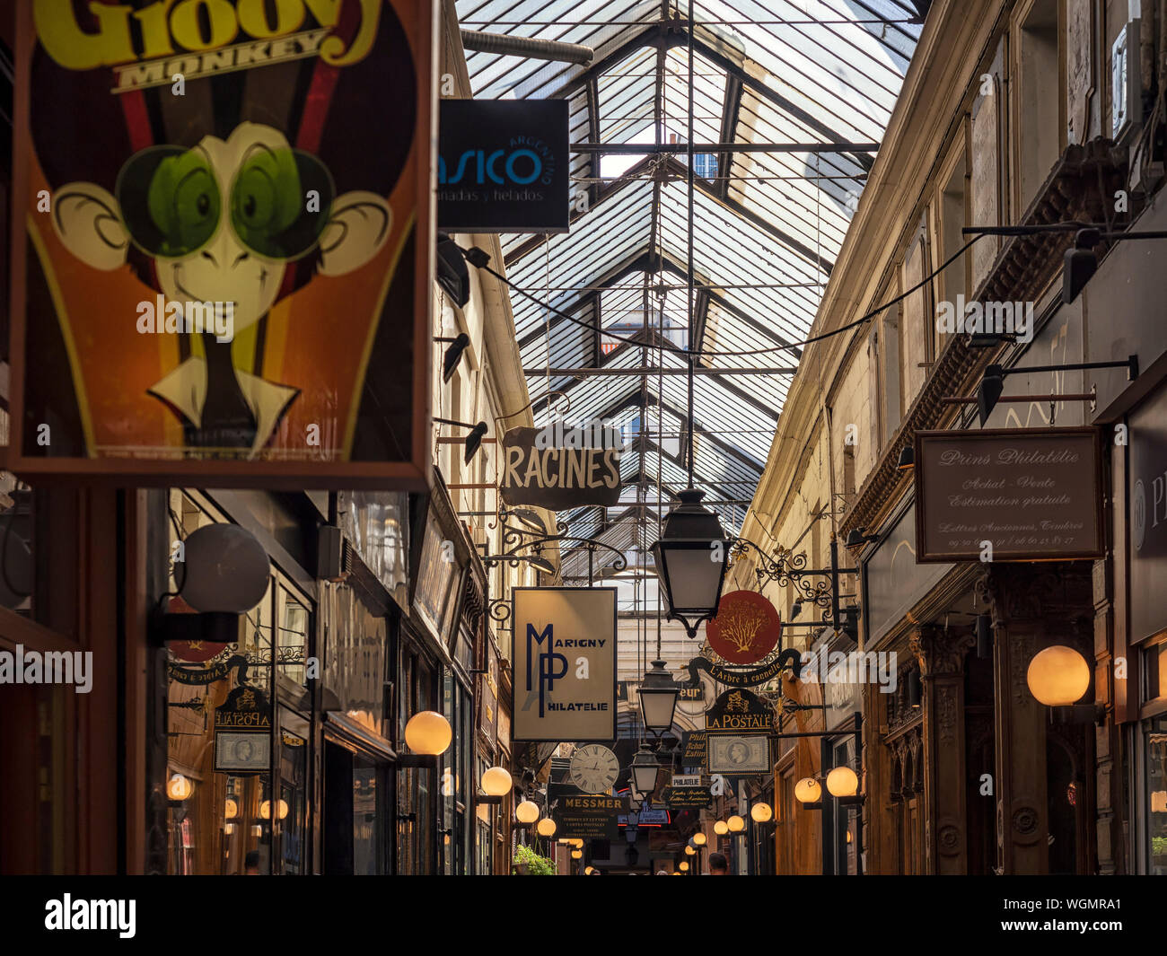 PARIS, FRANCE - 04 AOÛT 2018 : panneaux et lumières sur le toit de la galerie marchande couverte du passage Jouffroy Banque D'Images