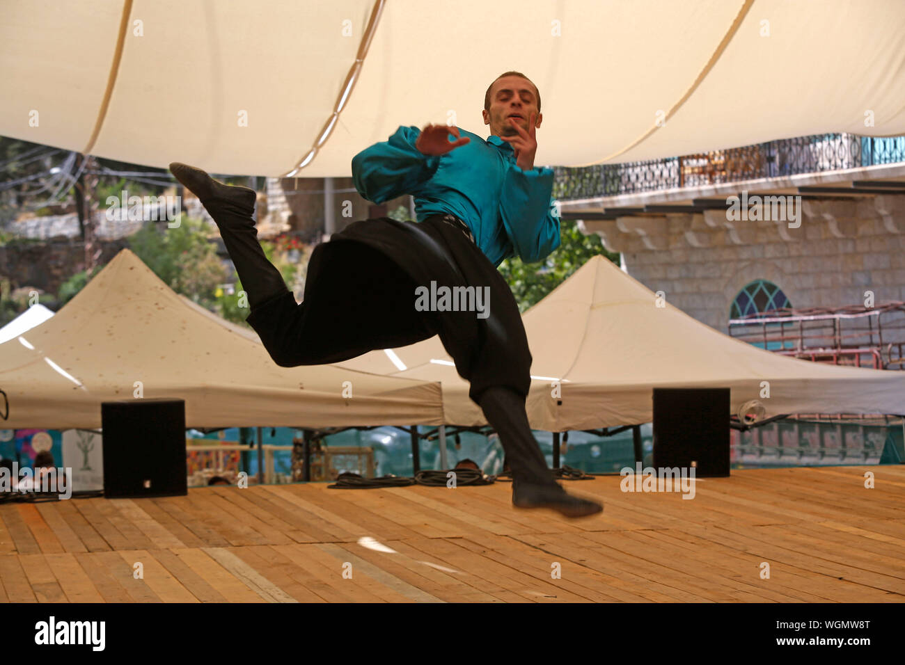 Maaser El Chouf (Liban). 1er sept 2019. Un danseur effectue sur la Journée nationale de Dabke dans Maaser El Chouf, Liban, le 1 septembre 2019. Dabke est une danse traditionnelle au Liban. La Journée nationale de Dabke a eu lieu à Maaser El Chouf le dimanche. (Photo de Bilal Jawich/Xinhua) Credit : Xinhua/Alamy Live News Banque D'Images