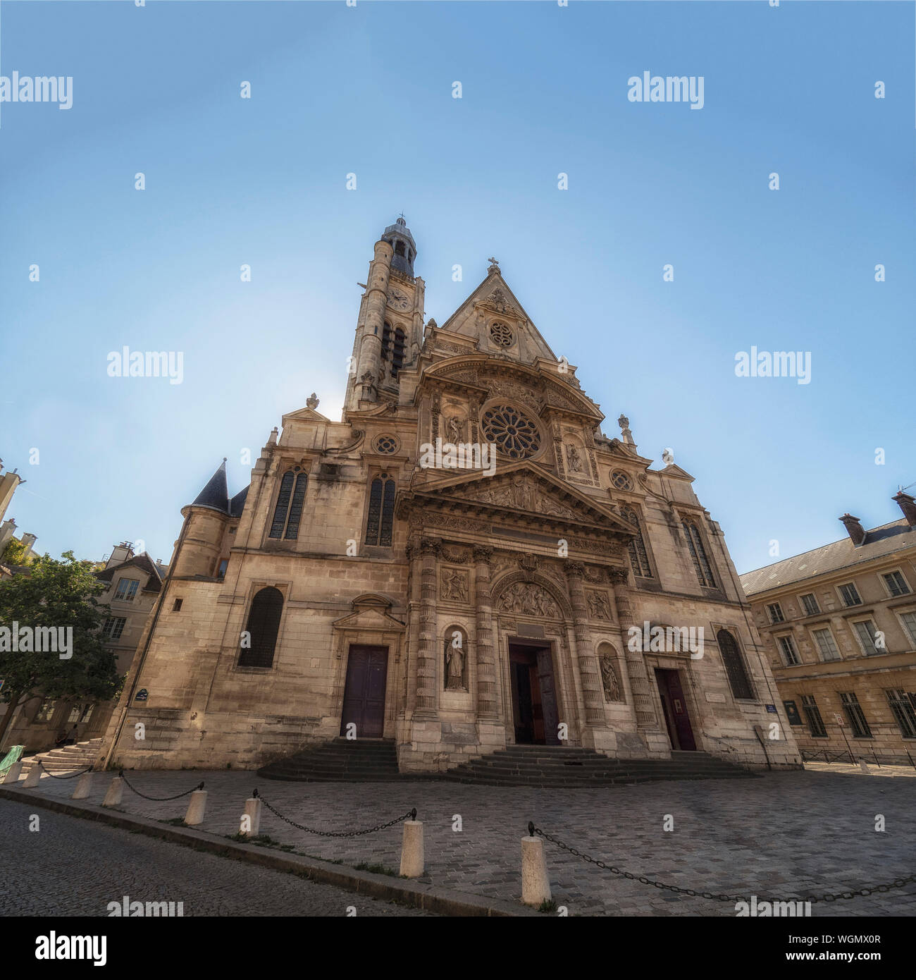 PARIS, FRANCE - 04 AOÛT 2018 : vue extérieure de l'église Saint-Etienne-du-Mont datant du 15th siècle sur la place Sainte-Geneviève Banque D'Images