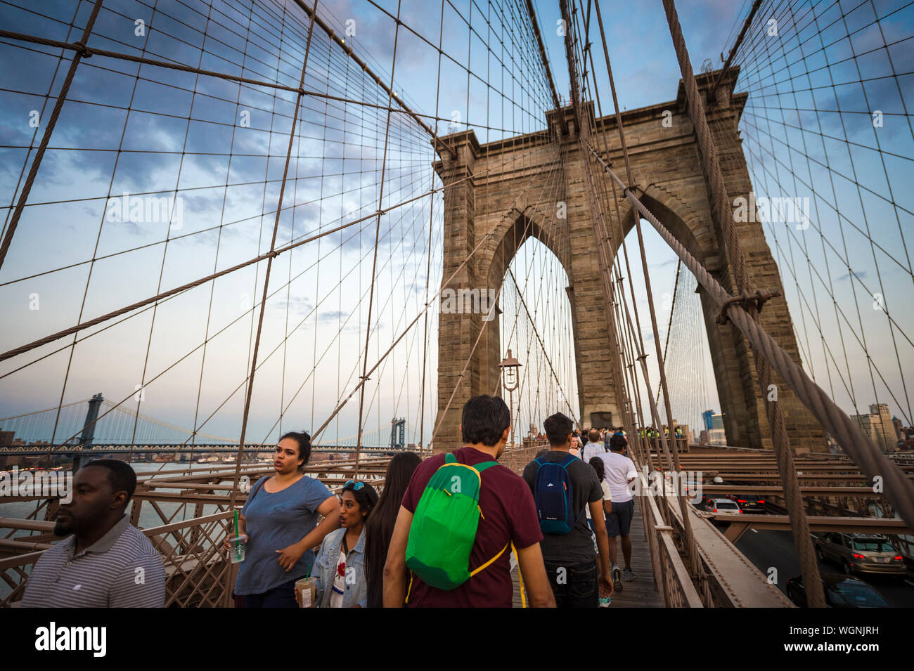 NEW YORK - 26 août 2017 : les touristes et habitants de la lutte pour l'espace sur l'allée piétonne bondée menant à travers le pont de Brooklyn au crépuscule. Banque D'Images