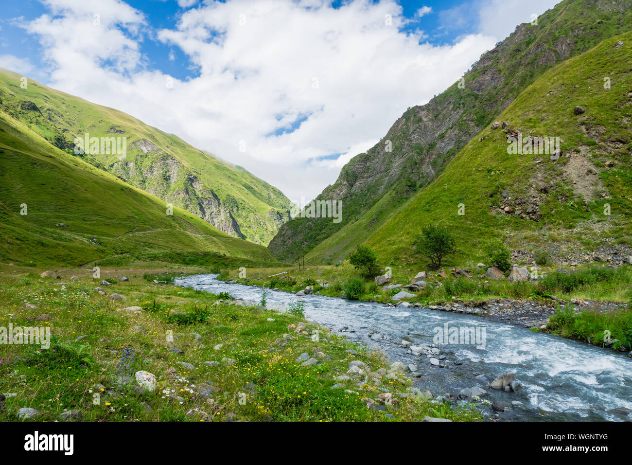 Région de montagne paysage de Kazbegi, Géorgie - paysage spectaculaire de populaires adventure trekking et randonnées dans la région du Caucase. Banque D'Images