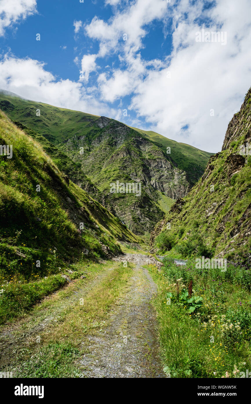 Région de montagne paysage de Kazbegi, Géorgie - paysage spectaculaire de populaires adventure trekking et randonnées dans la région du Caucase. Banque D'Images