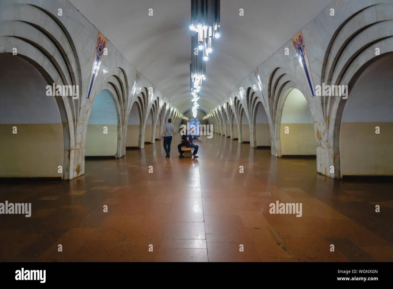 Erevan, Arménie - Juillet 2019 : plate-forme de train de métro d'Erevan et les passagers. Métro d'erevan est un système de transport en commun rapide qui dessert la capitale Banque D'Images