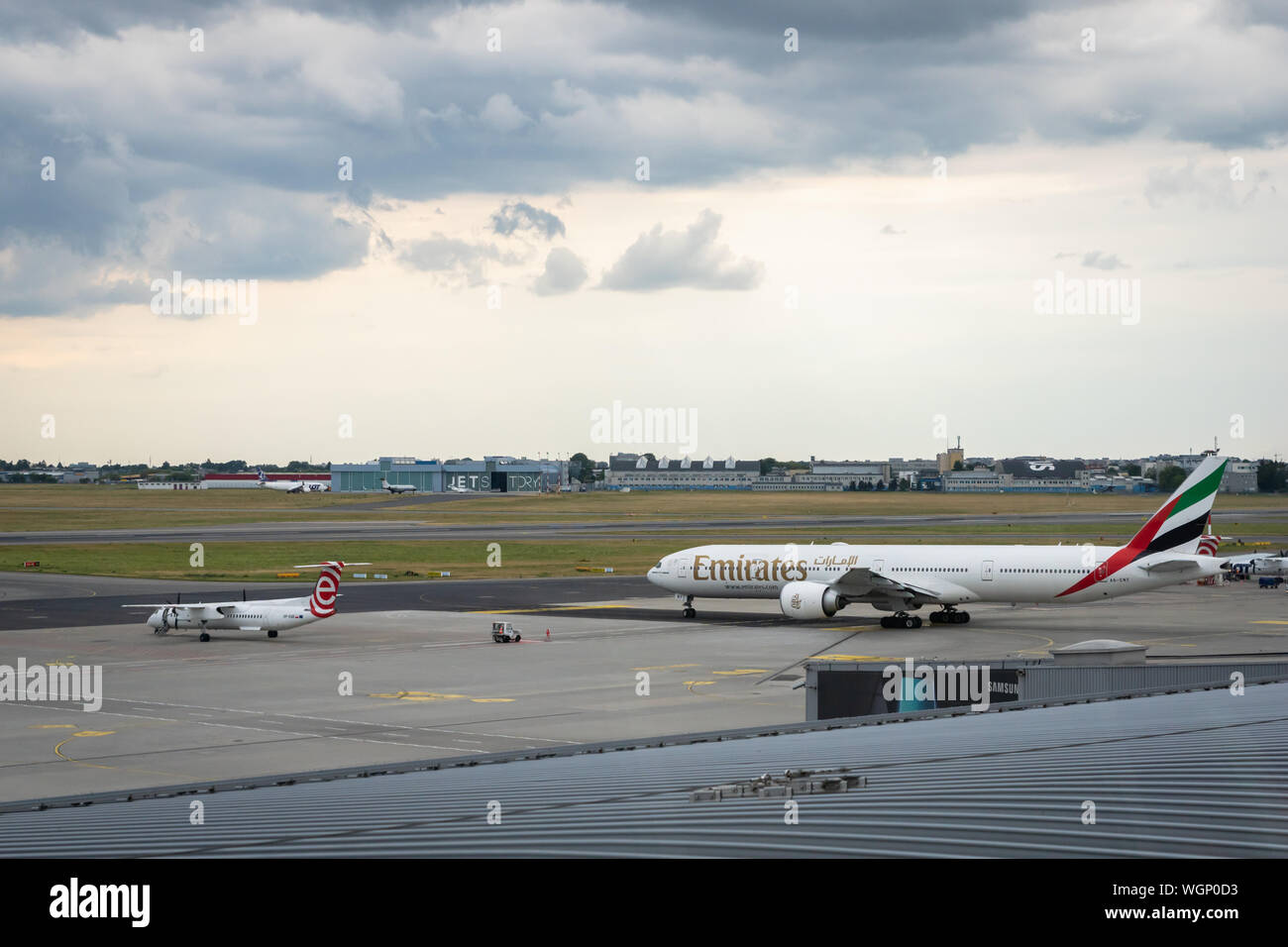 Varsovie, Pologne - Juillet 2019 : Emirates Airline avion sur la piste de l'aéroport Chopin de Varsovie en Pologne. Emirates est une compagnie aérienne basée à Dubaï, Emirats Arabes Banque D'Images