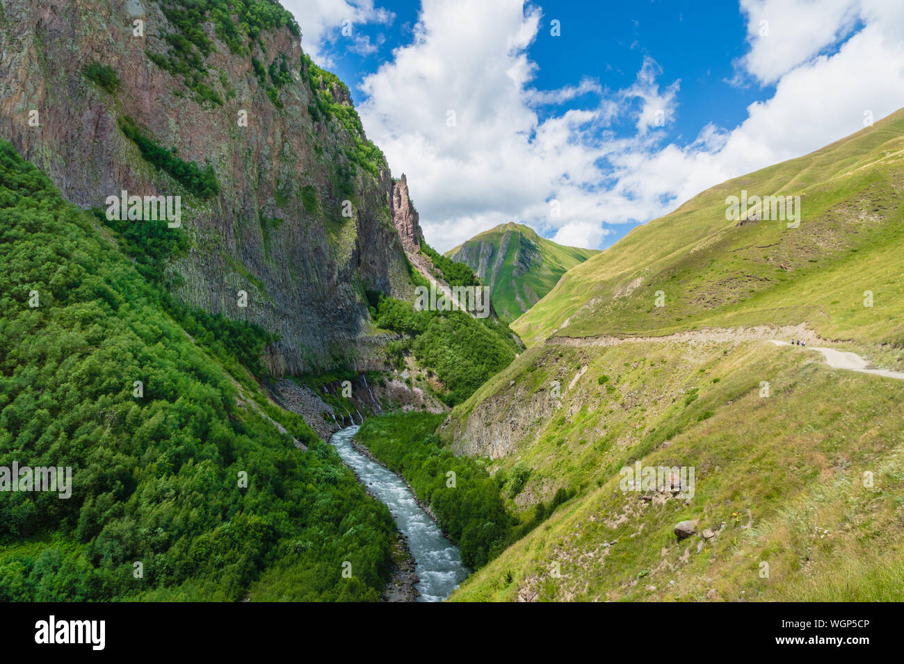 Truso Valley et de la Gorge de salon paysage sur le trekking / randonnée à pied, à Kazbegi, Géorgie. Truso Valley est une route de trekking panoramique Banque D'Images