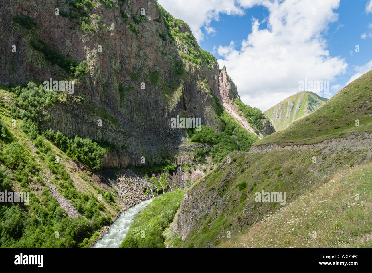 Truso Valley et de la Gorge de salon paysage sur le trekking / randonnée à pied, à Kazbegi, Géorgie. Truso Valley est une route de trekking panoramique Banque D'Images