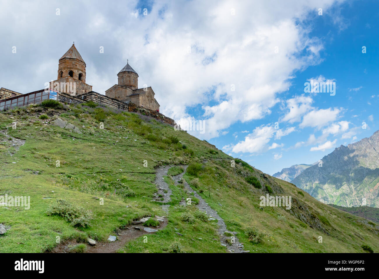L'église de trinité Gergeti ou Tsminda Sameba, landscaoe spectaculaire avec des nuages. Église Gergeti près du village de Gergeti en Géorgie Banque D'Images