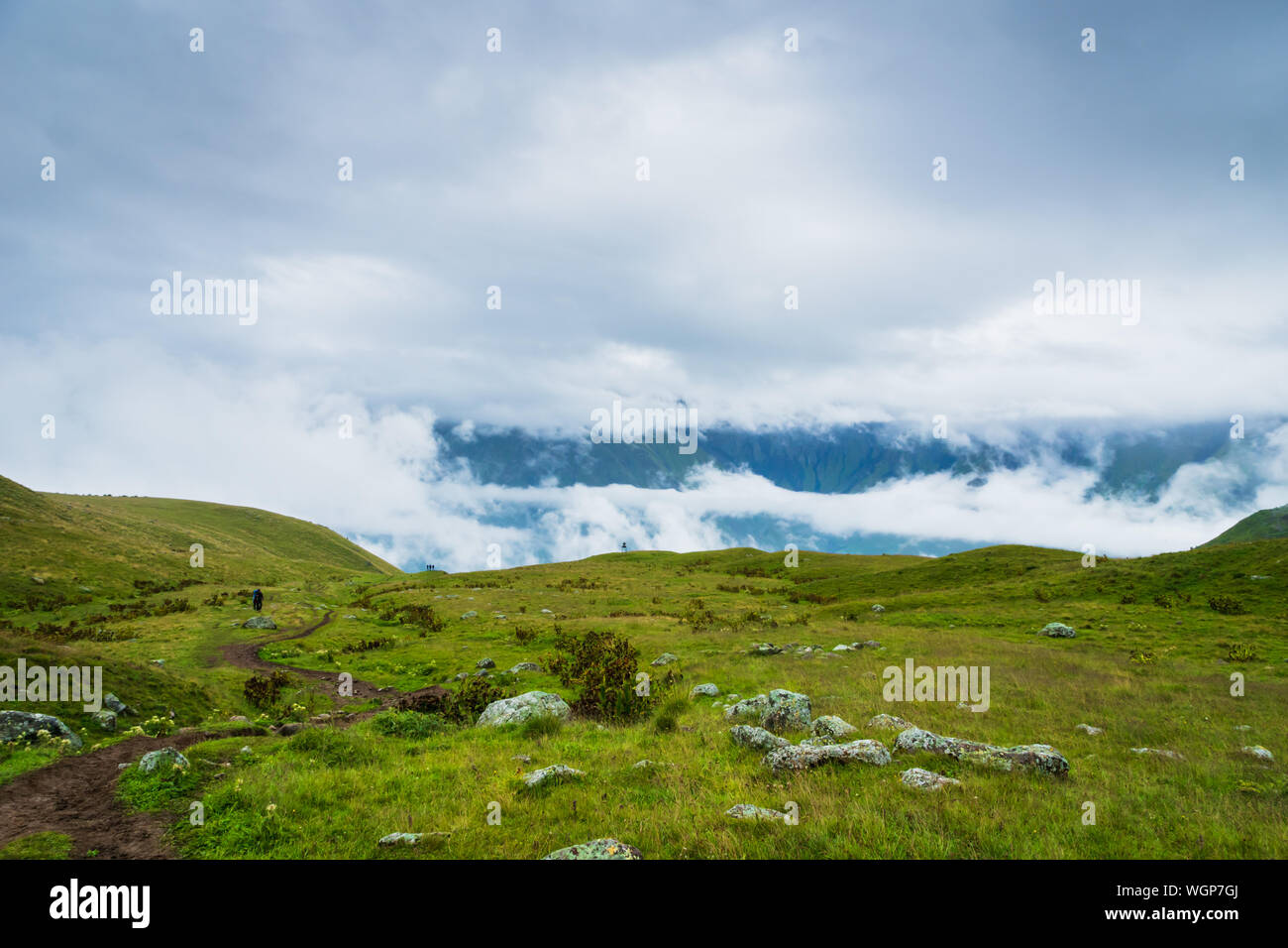 Kazbegi, Géorgie - Mont Kazbegi paysage avec nuages spectaculaires dans le trekking et randonnées à vélo. Banque D'Images