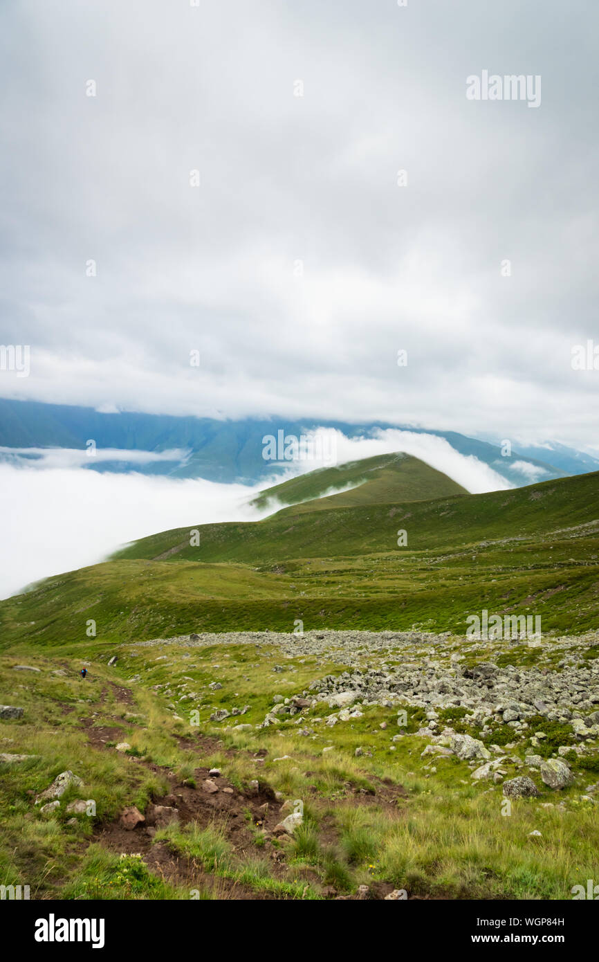 Kazbegi, Géorgie - Mont Kazbegi paysage avec nuages spectaculaires dans le trekking et randonnées à vélo. Banque D'Images