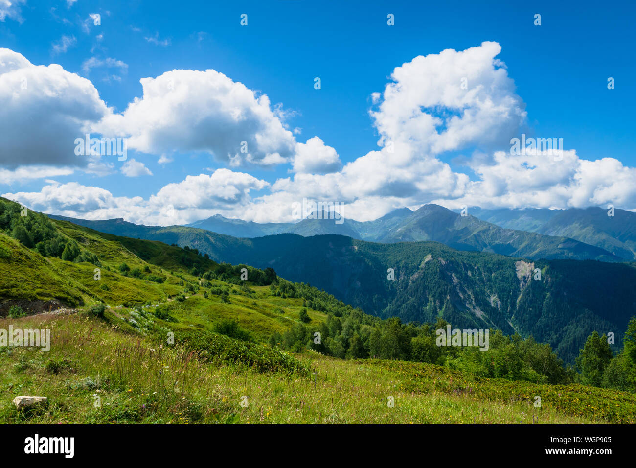 Paysage avec des montagnes de Svaneti sur le trekking et randonnées à vélo près de Mestia village dans la région de Svaneti, Georgia. Banque D'Images