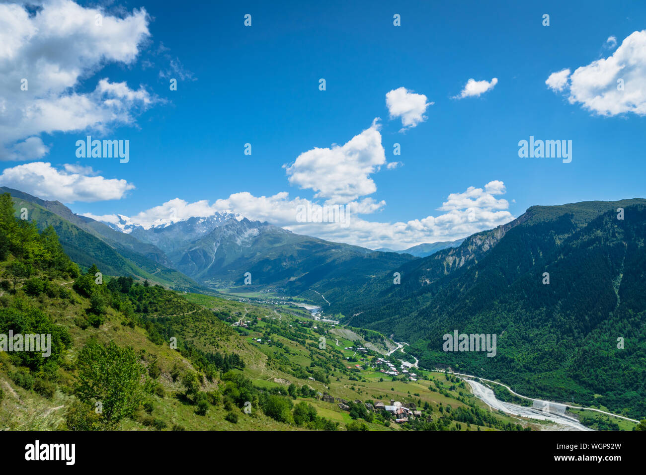 Paysage avec des montagnes de Svaneti sur le trekking et randonnées à vélo près de Mestia village dans la région de Svaneti, Georgia. Banque D'Images