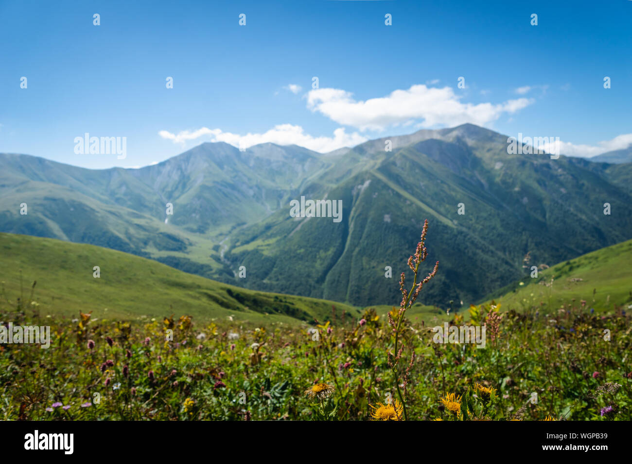 Paysage avec des montagnes de Svaneti sur le trekking et randonnées à vélo près de Mestia village dans la région de Svaneti, Georgia. Banque D'Images