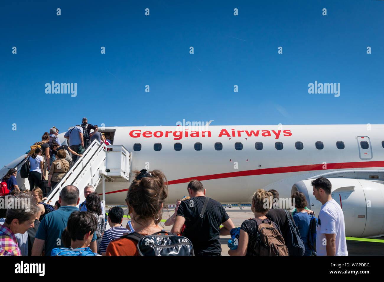 Berlin, Allemagne - Juillet 2019 : Georgian Airways Embraer et les passagers à bord. Airzena Georgian Airways, anciennement Banque D'Images