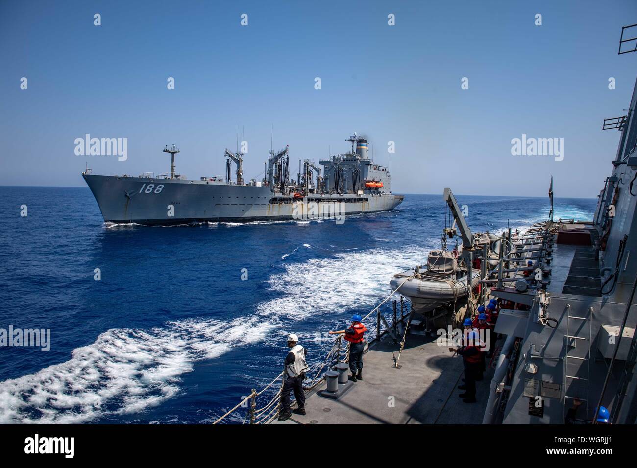 Mer Méditerranée (Août 24, 2019) - Les marins affectés à la classe Arleigh Burke destroyer lance-missiles USS Porter (DDG 78) se préparer à un ravitaillement en mer avec la Henry J. Kaiser-reconstitution de la flotte classe Joshua Humphreys USNS lubrificateur (T-AO 188) dans la mer Méditerranée le 24 août 2019. Porter, l'avant-déployé à Rota, en Espagne, est sur sa septième patrouille dans la sixième flotte américaine zone d'opérations à l'appui de la sécurité nationale des États-Unis en Europe et en Afrique. (U.S. Photo par marine Spécialiste de la communication de masse de la classe 3e T. Logan Keown/libérés) Banque D'Images