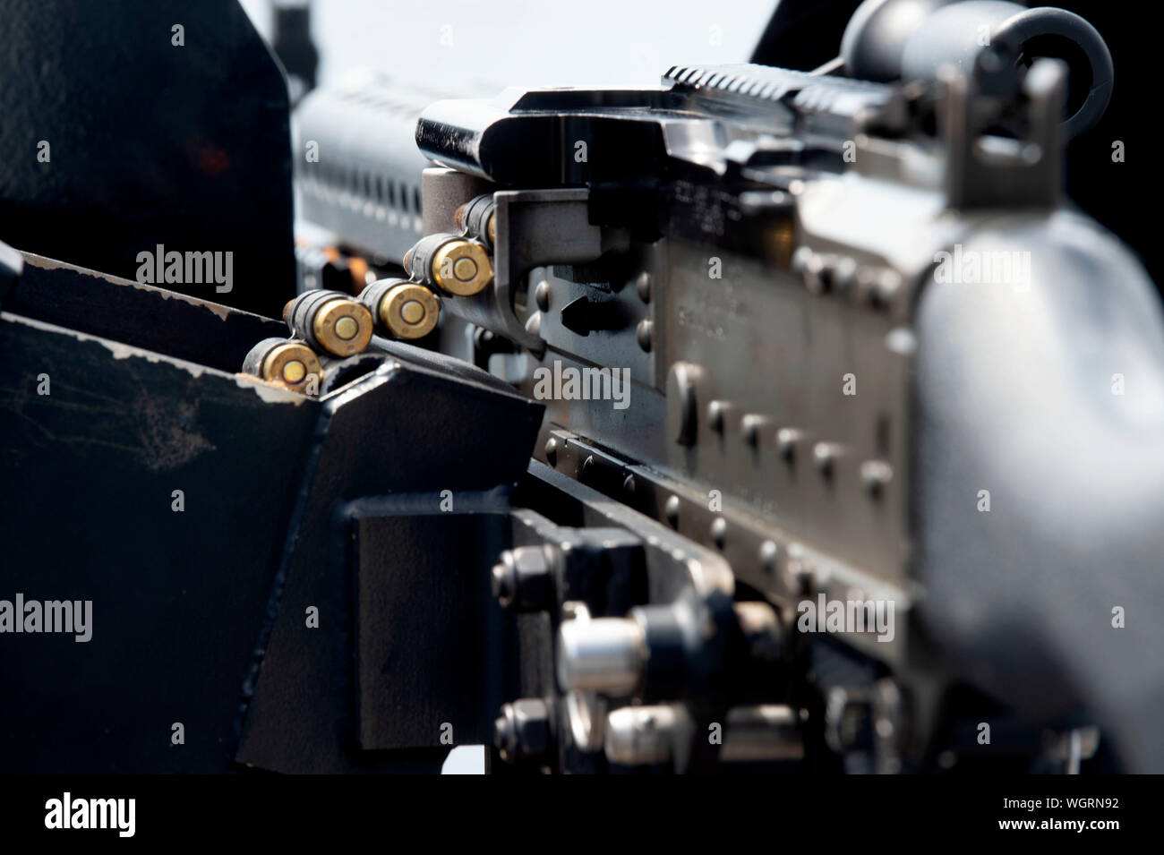 190822-N-S865-2010 de l'OCÉAN ATLANTIQUE (Aug. 23, 2019) Un fichier .240MH machine gun est chargée avant d'un exercice de tir réel à bord de la classe de Harpers Ferry landing ship dock USS Oak Hill (LSD 51), le 22 août, 2019. Oak Hill est en cours la réalisation d'un groupe amphibie, Marine Expeditionary Unit Exercise (ARGMEUEX) avec le groupe amphibie Bataan et la 26e Marine Expeditionary Unit. (U.S. Photo par marine Spécialiste de la communication de masse 2e classe Brenton Poyser/libérés) Banque D'Images