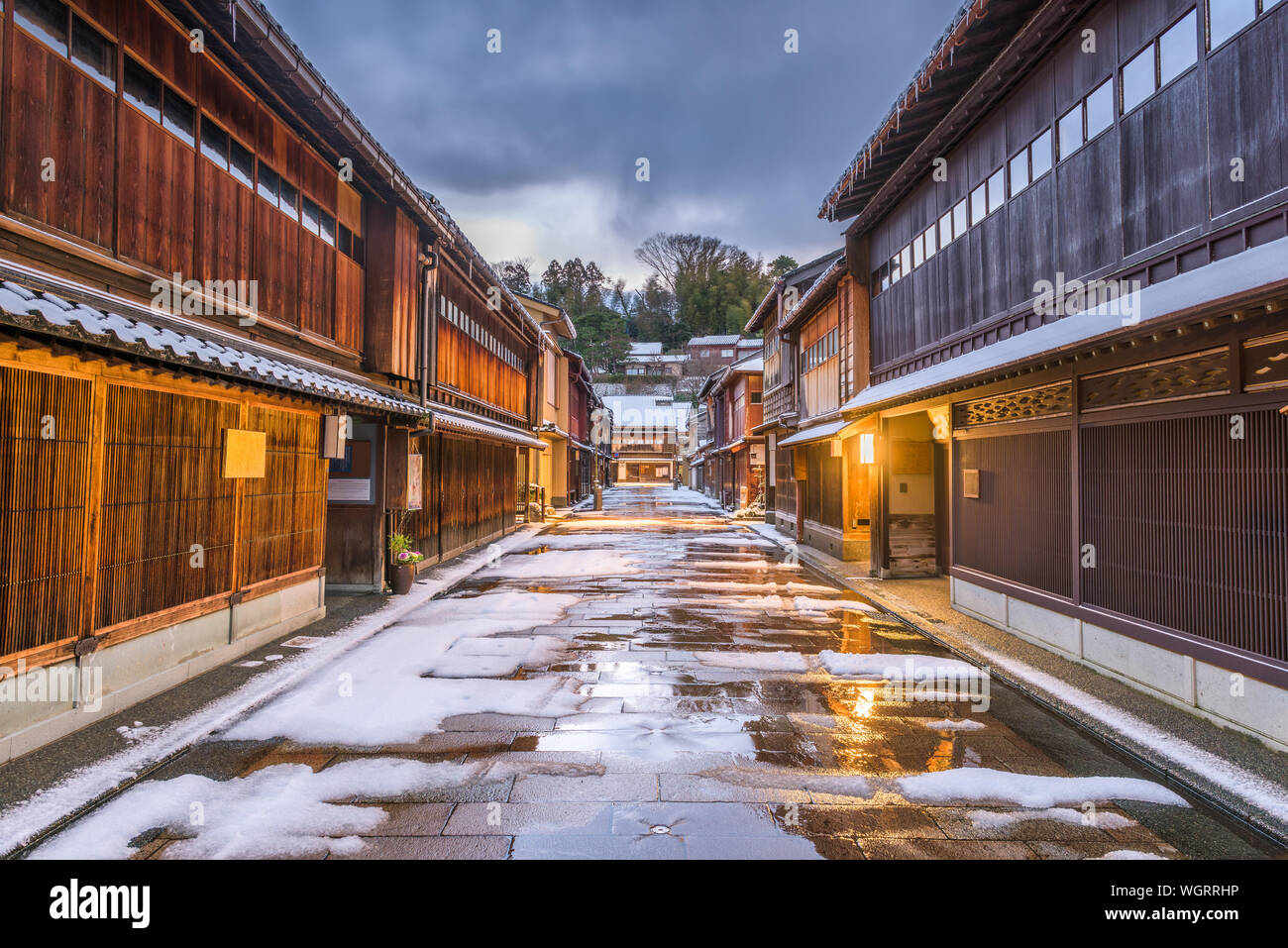Kanazawa, Japon Scène de rue au quartier Higashichaya en hiver. Banque D'Images