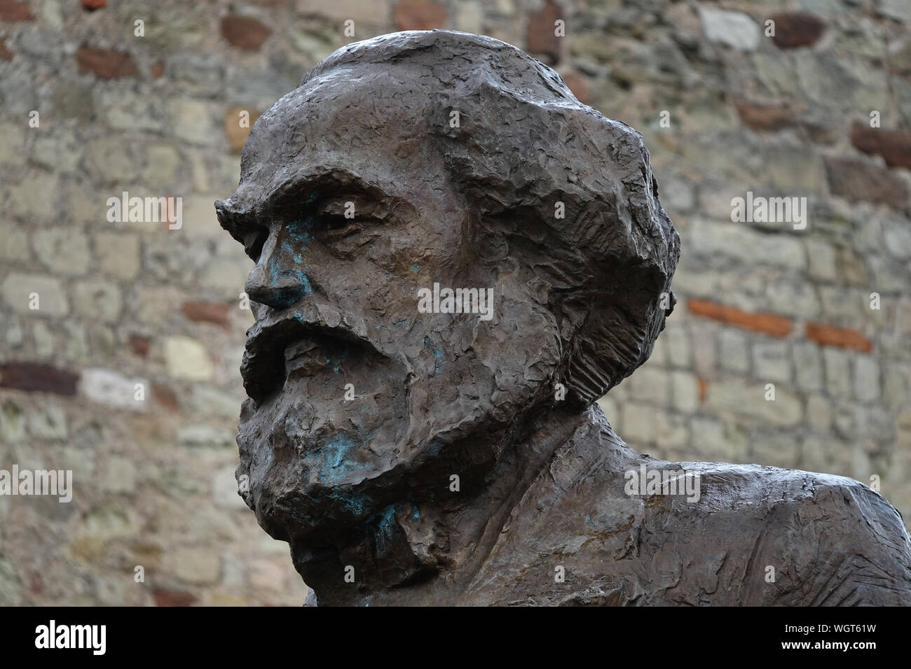 Trier, Allemagne. Août 28, 2019. Grünspan a formé sur les parties de l'immense Karl Marx qui, depuis son 200e anniversaire en mai 2018 a été visiblement debout sur un piédestal dans sa ville natale de Trèves. La statue est en bronze, un alliage de cuivre avec une proportion de l'étain et réagit dans un environnement humide de la circonscription. C'est tout à fait normal et d'un processus souhaité, conformément à l'expert Martin Werner de l'allemand à Düsseldorf Institut de cuivre. Credit : Harald Tittel/dpa/Alamy Live News Banque D'Images