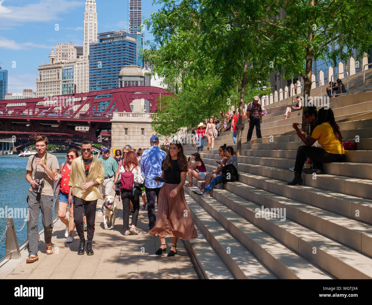 La rivière Chicago Riverwalk au théâtre. Banque D'Images