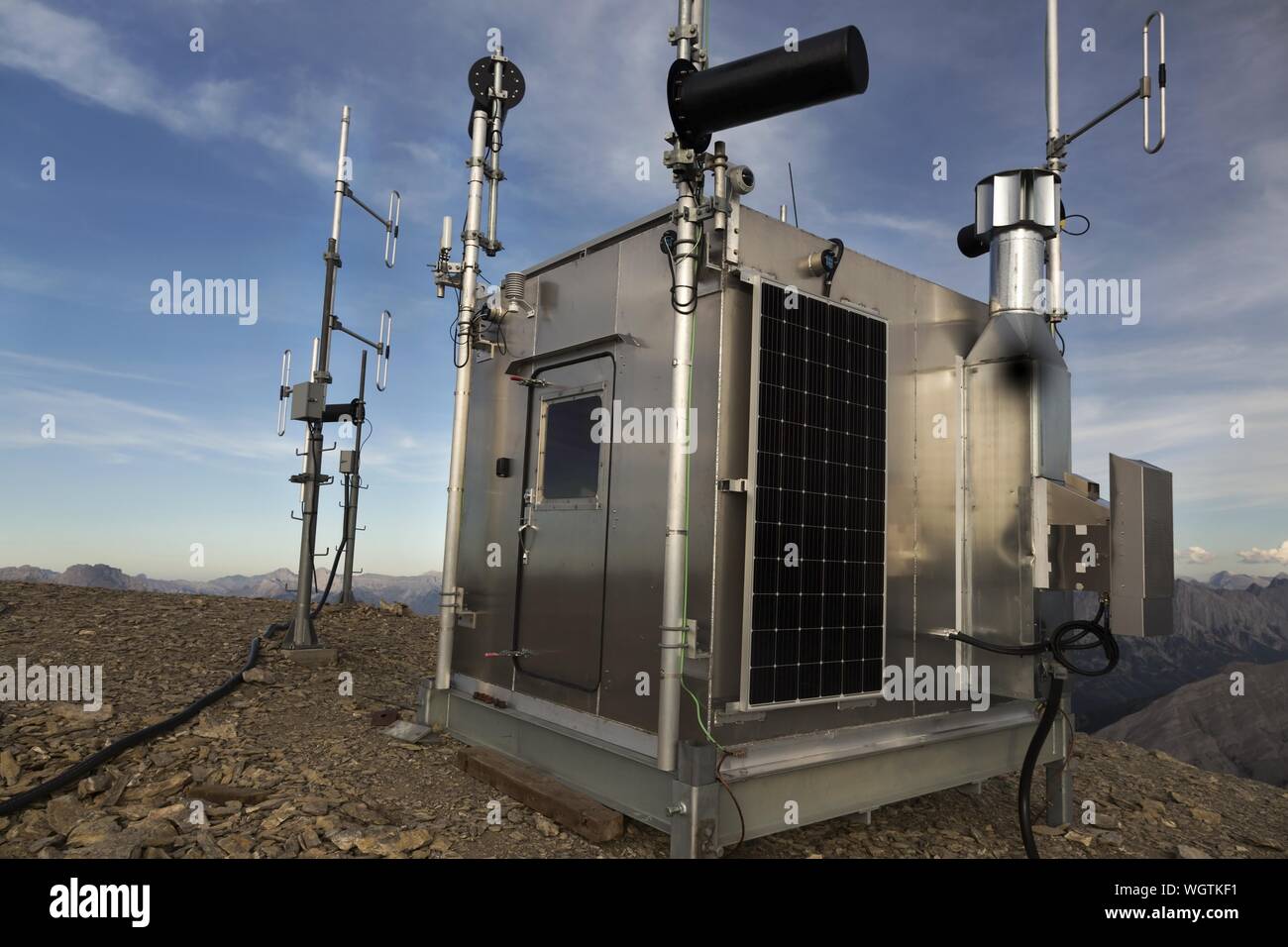 Meteorological Station météo d'extérieur de bâtiment des panneaux solaires sur les instruments de mesure Bourgeau Pic de Montagne, Rocheuses canadiennes, le parc national Banff Banque D'Images