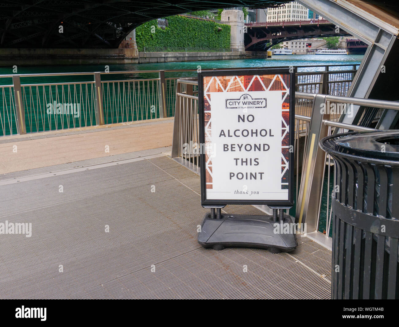 Pas d'alcool au-delà de ce point signe, Chicago Riverwalk. Banque D'Images