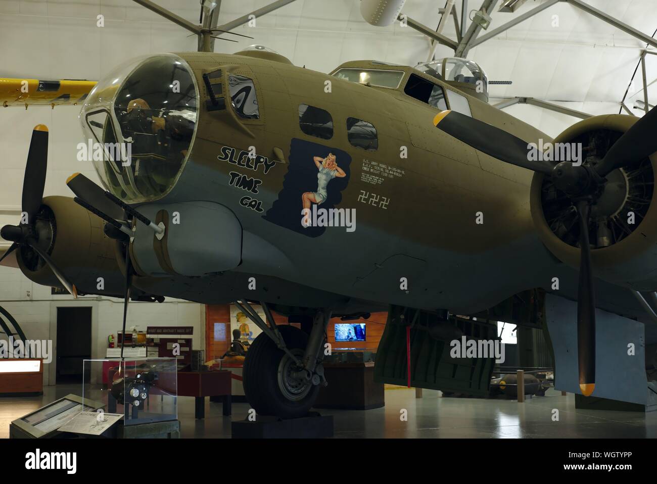 Boeing B-17 bomber restauré 'Sleepy fois Gal'. Musée de l'Air Mobility Command, Dover AFB, Dover, Delaware Banque D'Images
