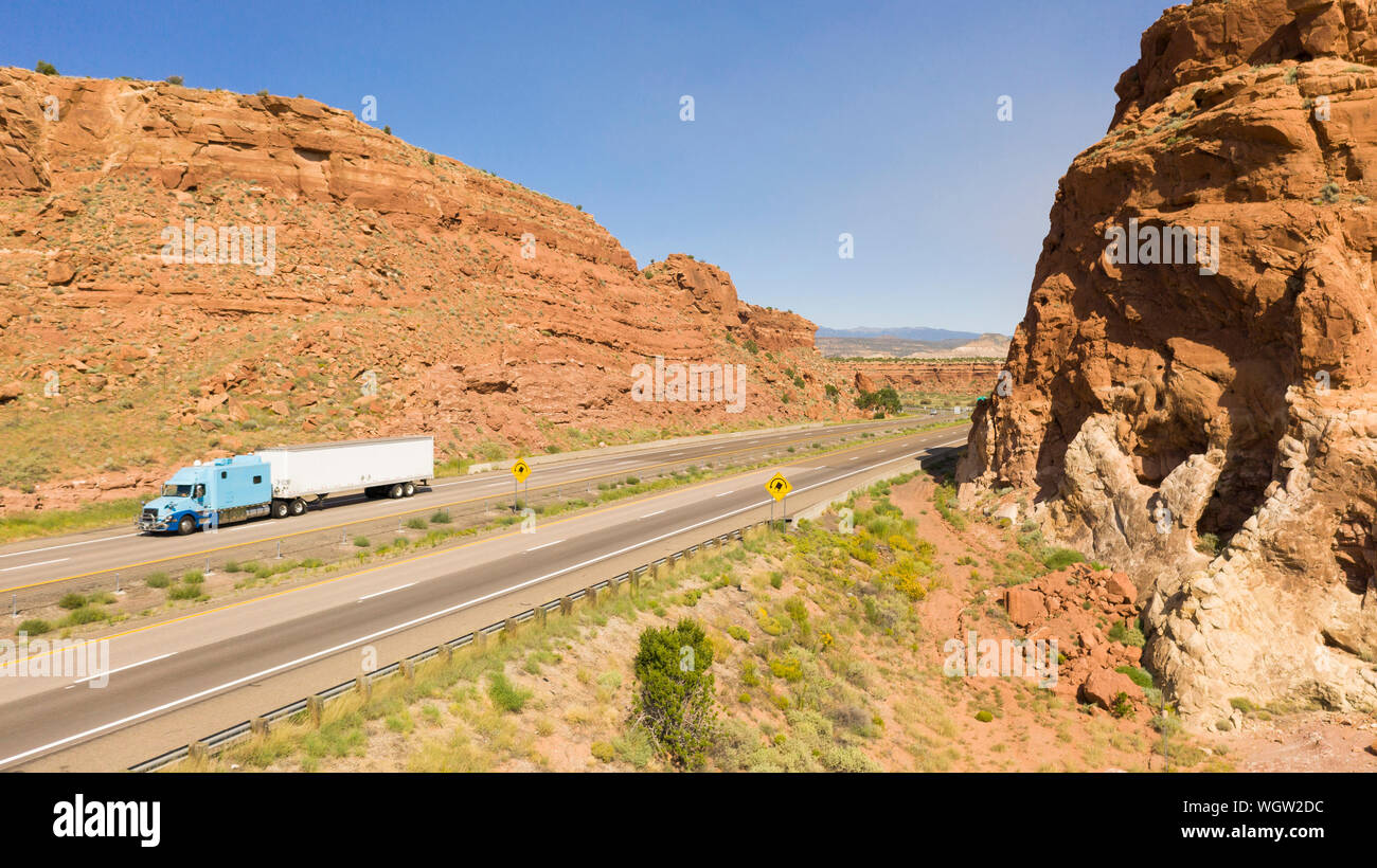 Vehilces le long voyage à proximité de la Laguna Pueblo le long de l'autoroute 40 dans le désert au sud-ouest Banque D'Images