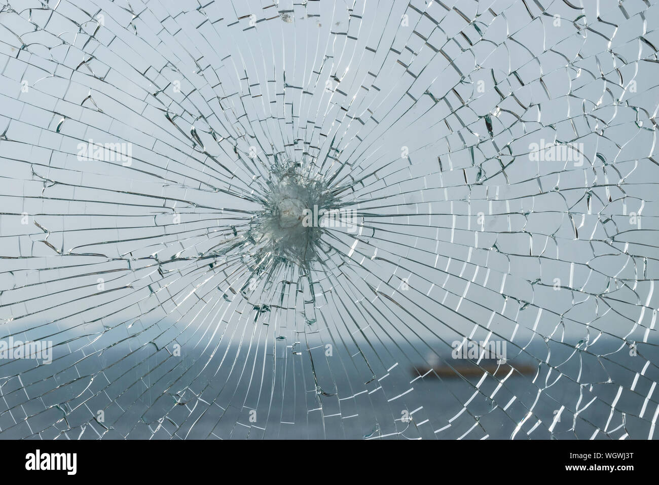 Les éclats de verre avec vue sur la mer sur l'arrière-plan. Banque D'Images