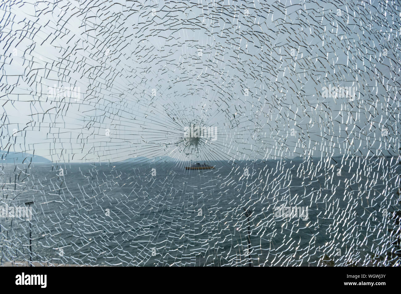 Les éclats de verre avec vue sur la mer sur l'arrière-plan. Banque D'Images