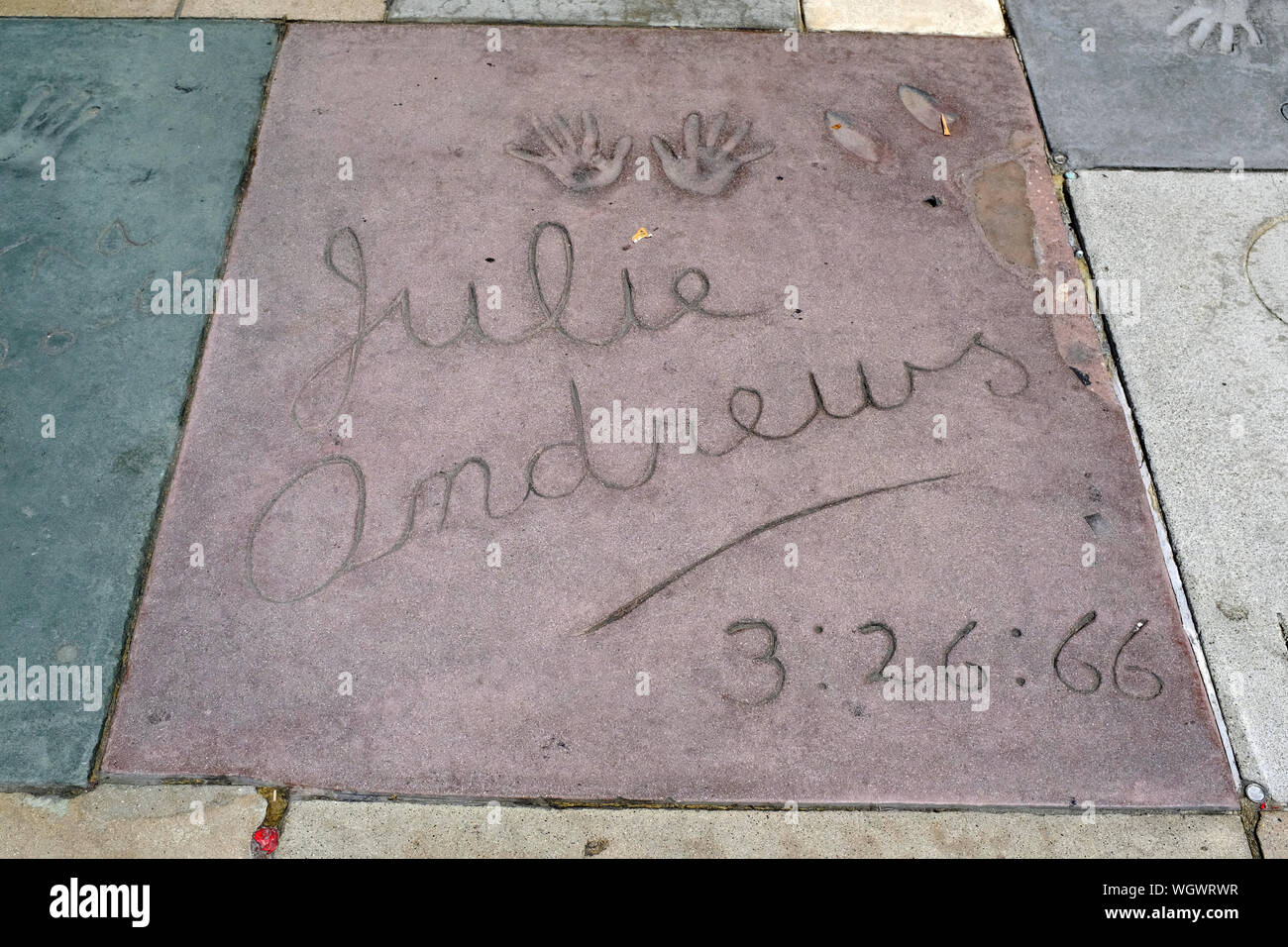 Julie Andrews main et pieds imprime devant le Grauman's Chinese Theatre à Hollywood, Californie Banque D'Images