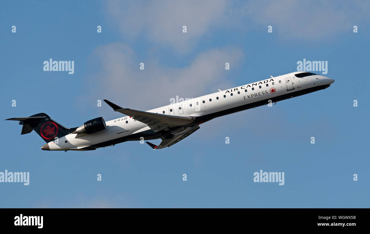 Air Canada Express avion biréacteur régional Bombardier CRJ900 en suspension dans l'avion après le décollage Banque D'Images