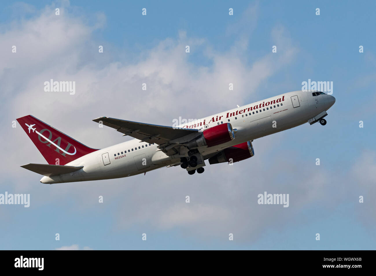 Omni Air International Boeing 767-200ER (N225AX) airborne après avoir décollé de l'Aéroport International de Vancouver Banque D'Images