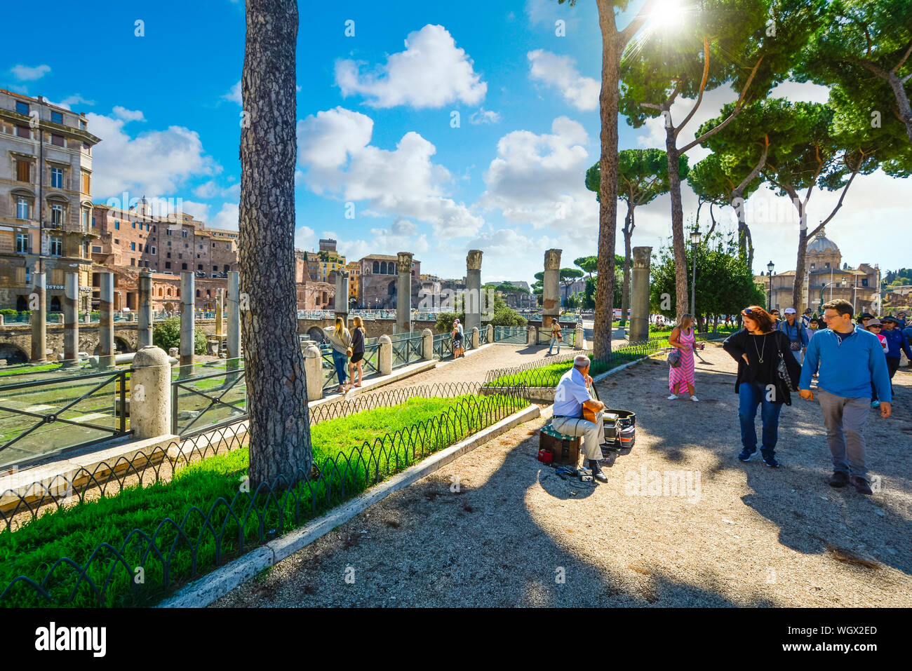 Un homme mûr à la guitare qu'à travailler comme musicien ambulant, musicien de rue ou près du Forum de Trajan effectue pour les touristes sur une journée d'été à Rome Italie Banque D'Images