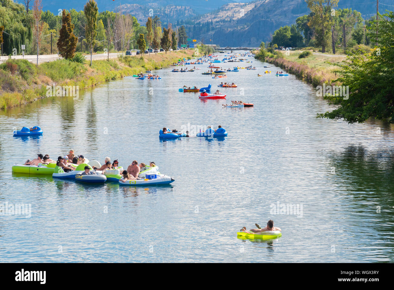 Penticton, Colombie-Britannique / Canada - 1 septembre 2019 : les touristes et les habitants s'échapper la chaleur de l'été avec un flotter dans le chenal de la rivière Penticton Banque D'Images