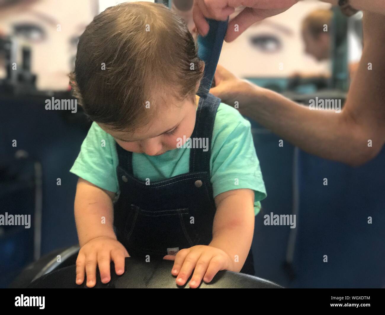 Baby hairdresser Banque de photographies et d'images à haute résolution -  Alamy