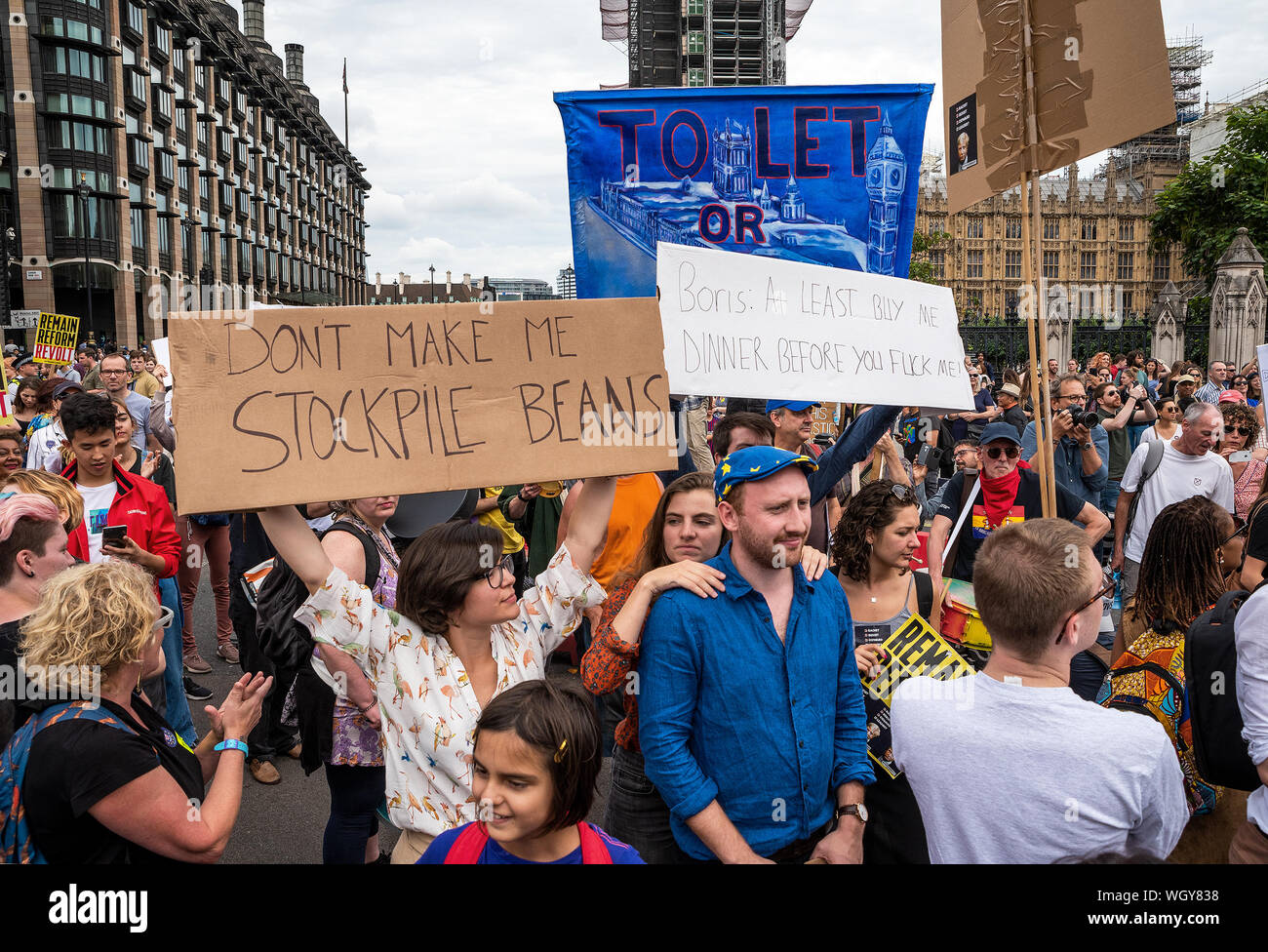 Londres, Royaume-Uni. 31 août 2019. Le coup d'arrêt manifestation contre PM Boris Johnson's Utilisation de la prorogation d'écourter le temps parlementaire et d'augmenter les chances d'un Brexit aucune affaire. Artmongers manifestants divertir par la place du Parlement de grands applaudissements. Crédit : Stephen Bell/Alamy Banque D'Images