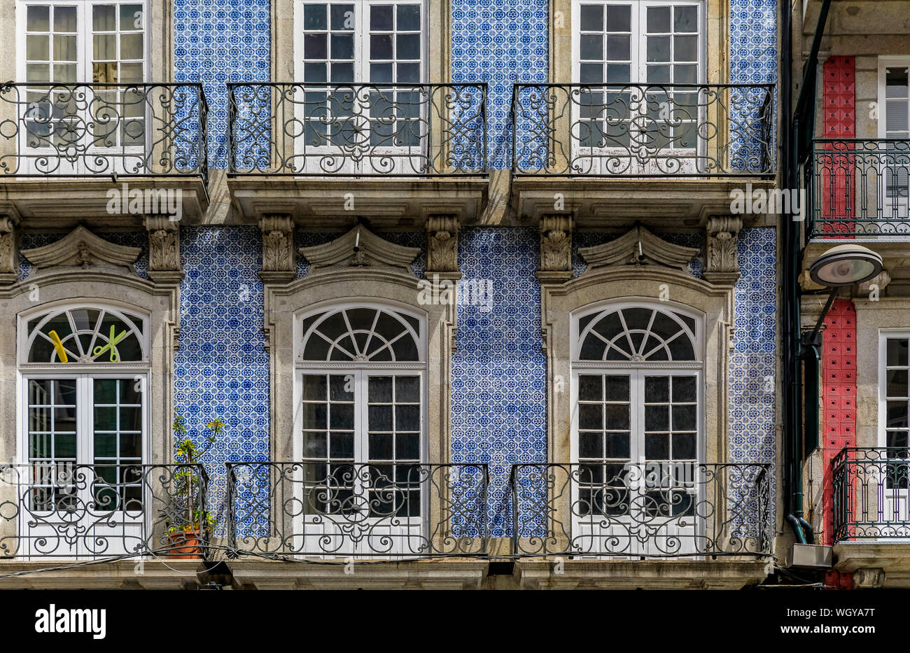 Façades de maisons traditionnelles décorées avec des tuiles azulejo portugais dans les rues de Porto, Portugal Banque D'Images