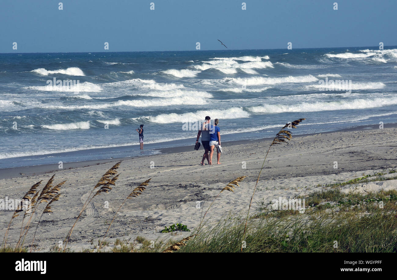 Melbourne Beach, États-Unis. 06Th Sep 2019. Les amateurs de plage watch le surf lourd généré par l'Ouragan Dorian. La tempête de catégorie 5 devrait entrer dangereusement de la côte de Floride dès demain soir. Credit : SOPA/Alamy Images Limited Live News Banque D'Images