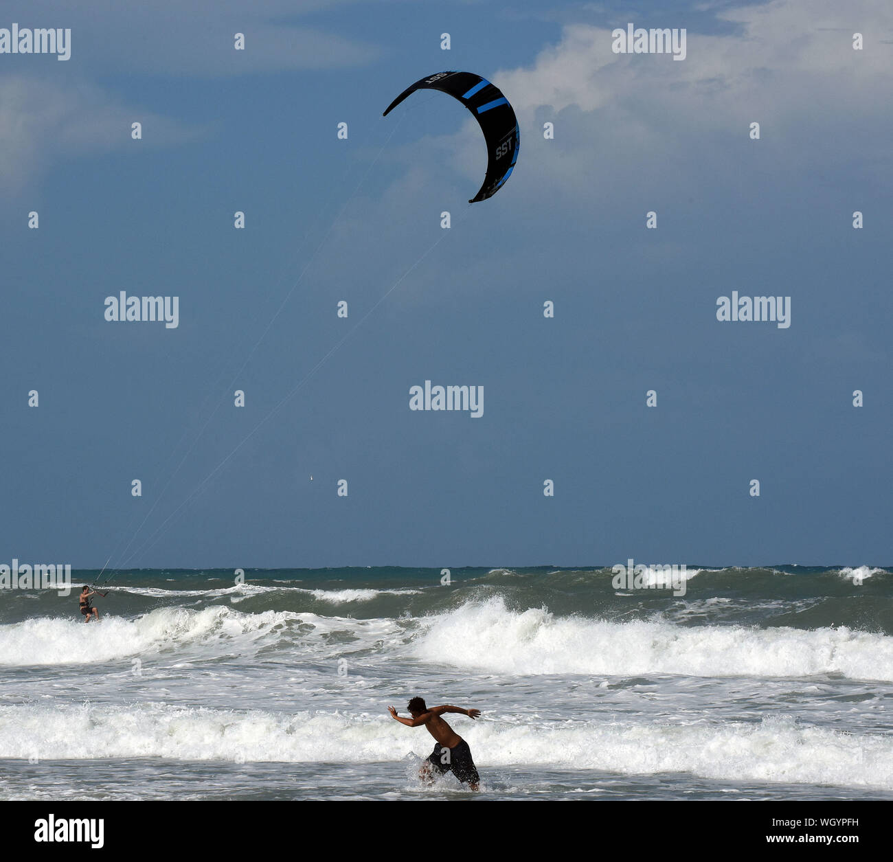 Indialantic Beach, États-Unis. 06Th Sep 2019. Les amateurs de plages profitez de la surf lourd généré par l'Ouragan Dorian. La tempête de catégorie 5 devrait entrer dangereusement de la côte de Floride dès demain soir. Credit : SOPA/Alamy Images Limited Live News Banque D'Images