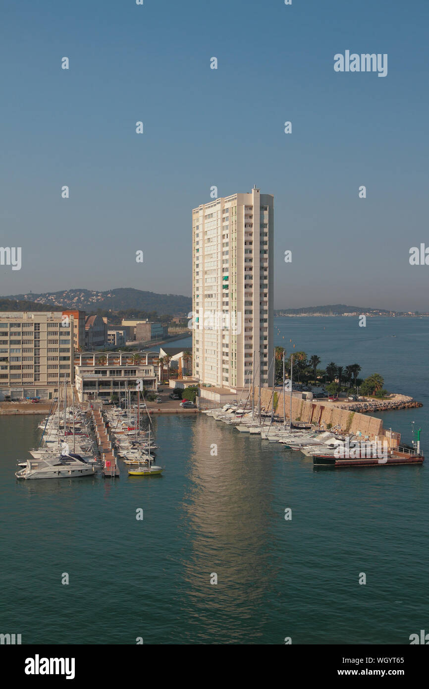 Ville et port de plaisance sur la côte de la mer. Toulon, France Banque D'Images
