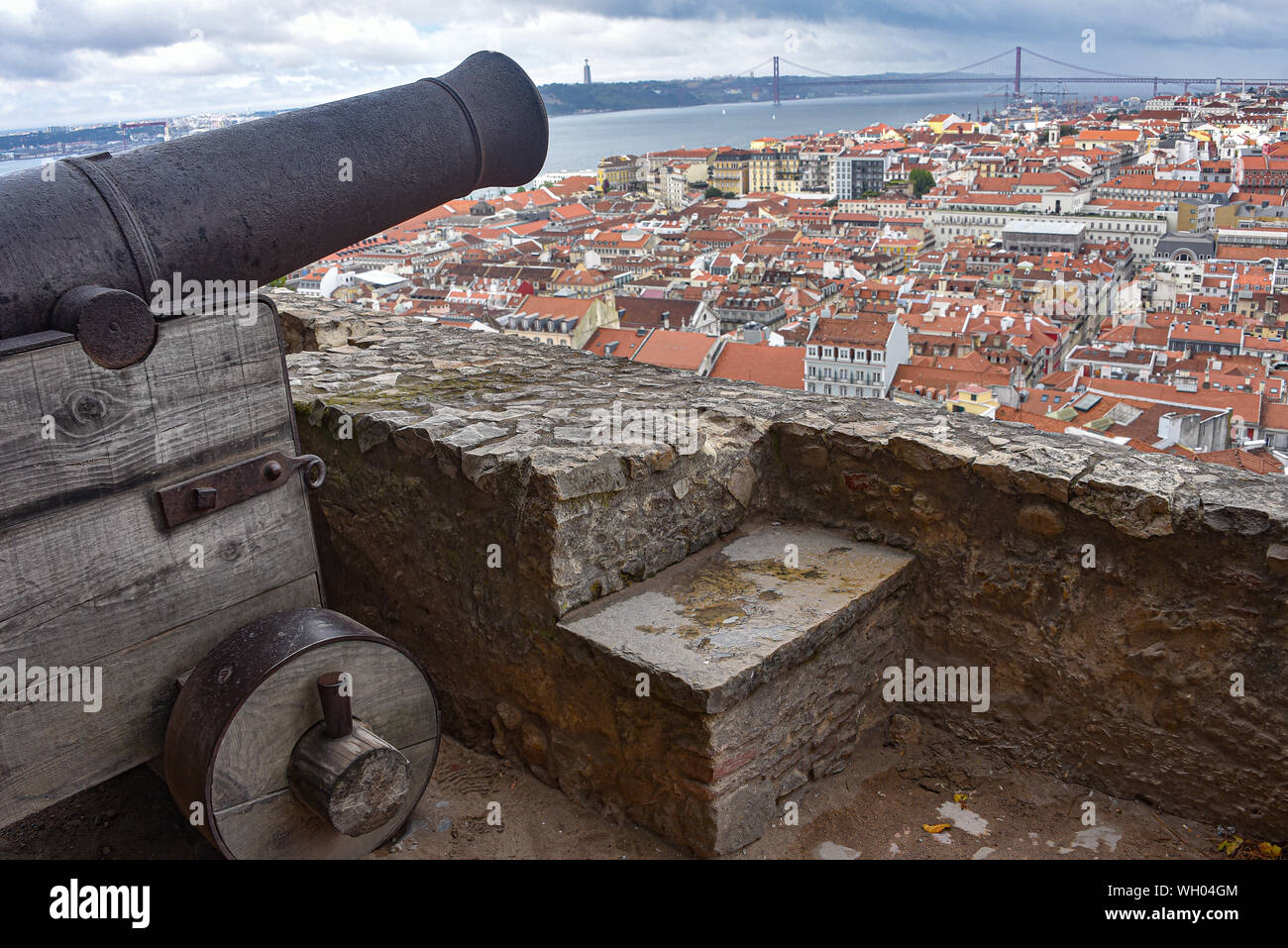 Lisbonne, Portugal - 26 juillet 2019 : un Canon surplombe la ville de Lisbonne au Château Sao Jorge Banque D'Images