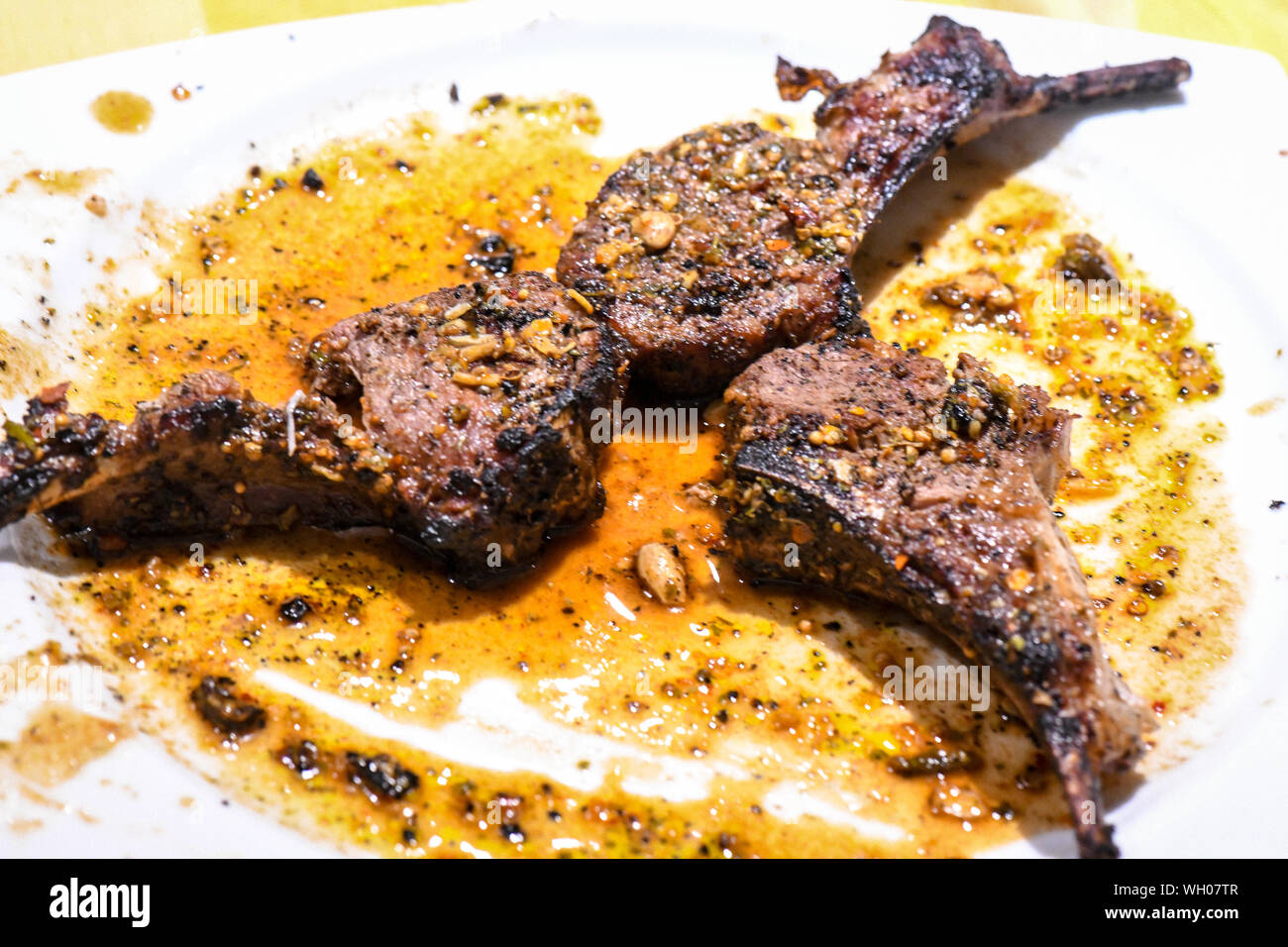 Bien fait faux-filet de boeuf gras en plaque blanche. La bavette à l'adjudication La cuisine c'est bien fait et est brillant de la jus séchant sur la plaque blanche. Banque D'Images