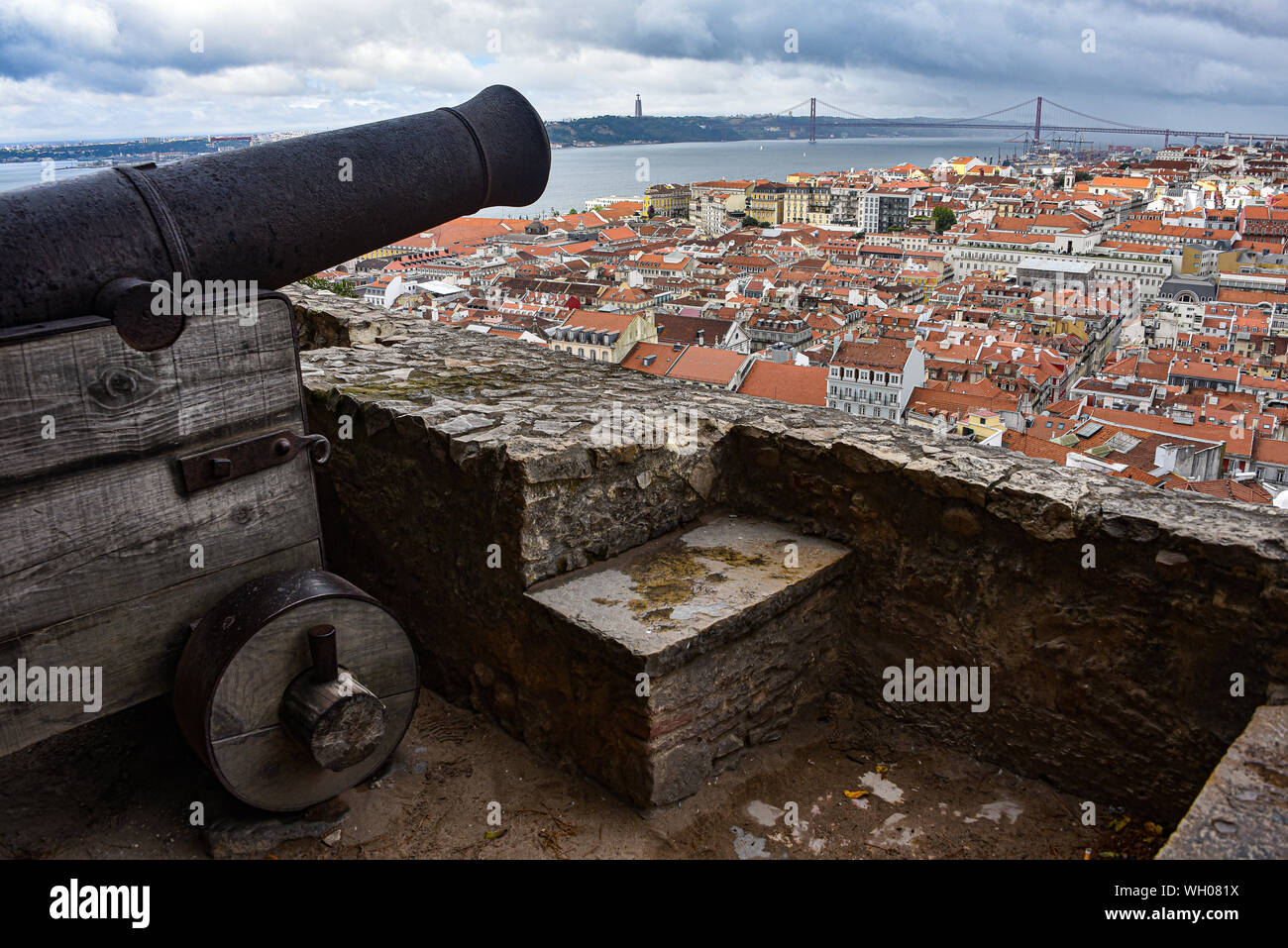 Lisbonne, Portugal - 26 juillet 2019 : un Canon surplombe la ville de Lisbonne au Château Sao Jorge Banque D'Images