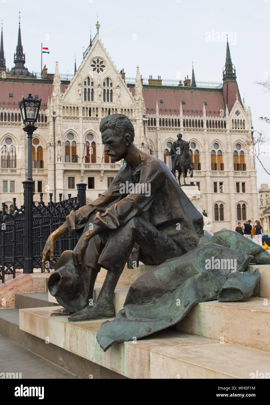 Une statue en bronze d'Attila Jozsef sur la promenade du Danube. Banque D'Images