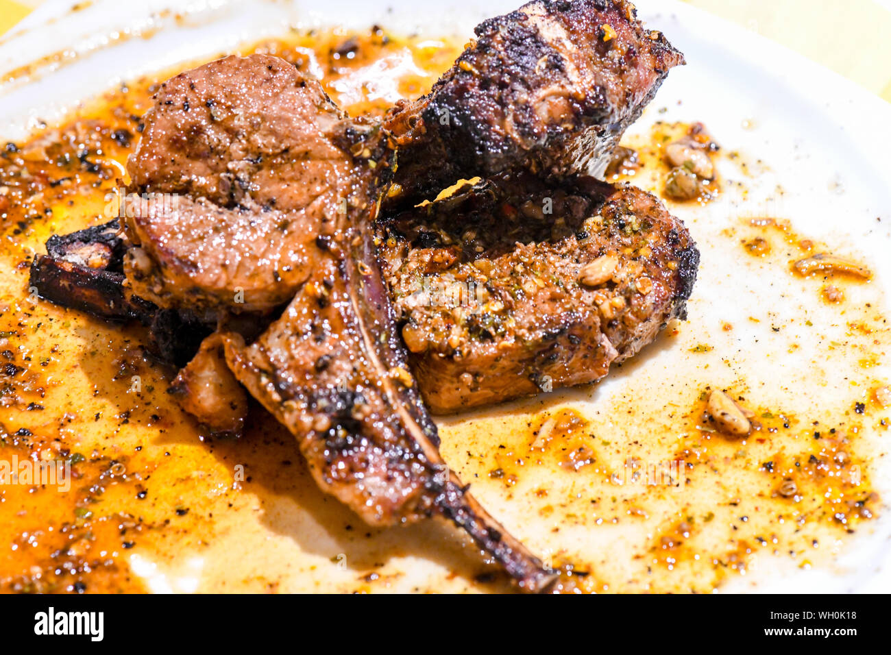 Bien fait faux-filet de boeuf gras en plaque blanche. La bavette à l'adjudication La cuisine c'est bien fait et est brillant de la jus séchant sur la plaque blanche. Banque D'Images