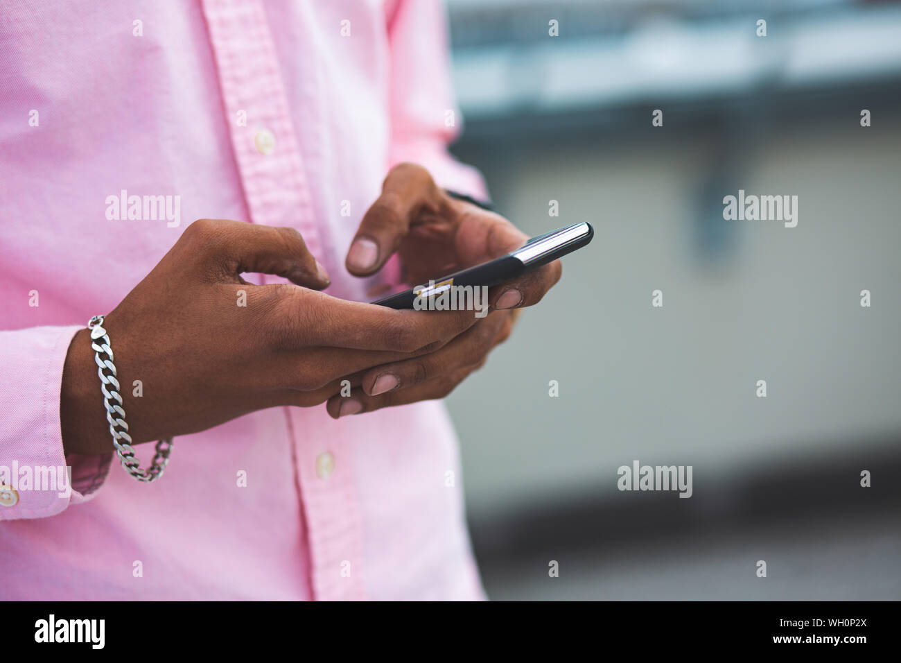 Close up of Black Afro-américain Man working with Smartphone Banque D'Images