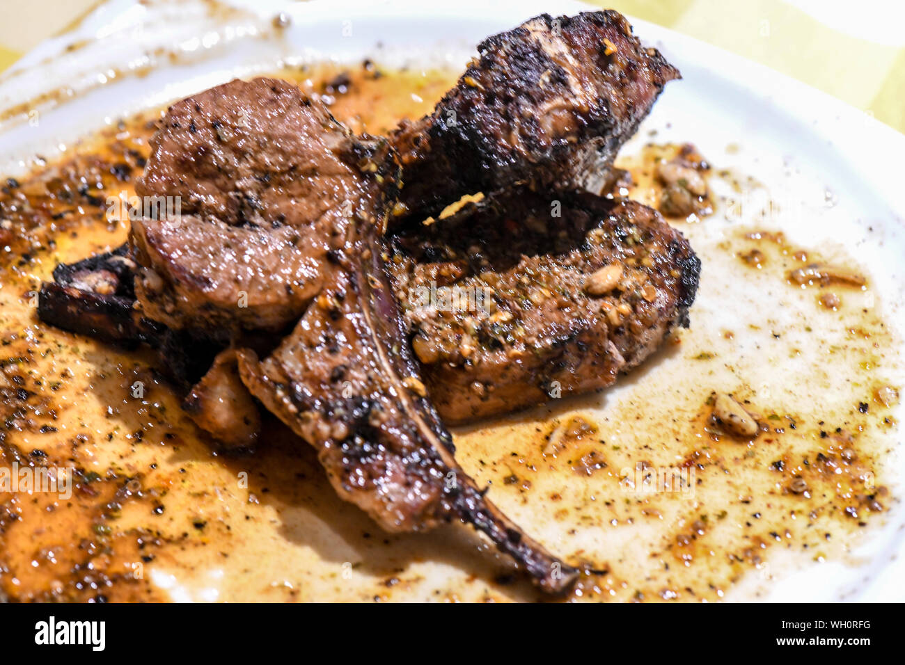 Bien fait faux-filet de boeuf gras en plaque blanche. La bavette à l'adjudication La cuisine c'est bien fait et est brillant de la jus séchant sur la plaque blanche. Banque D'Images