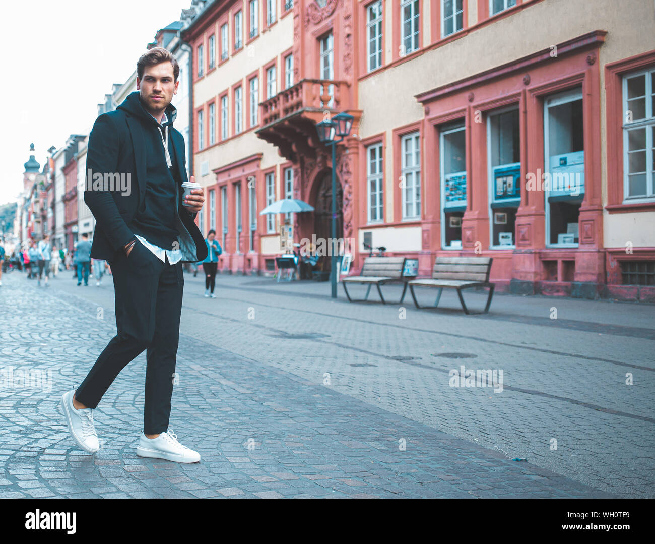 Jeune adulte attrayant beau Classy Businessman Prendre une pause et de boire un café dans la rue Banque D'Images